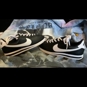 Nike leather Cortez size: 5.5 = Woman’s 7 + worn less than a hand full of times